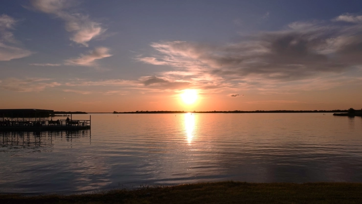 Postal del atardecer en el lago Lewisville al norte de Texas