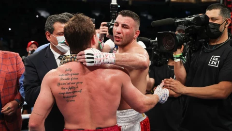 Abrazo entre el Canelo y Yildirim