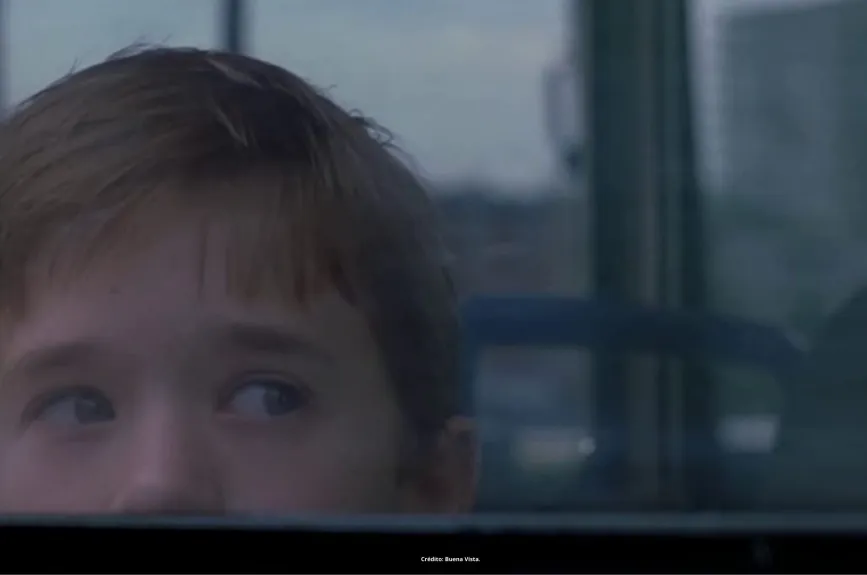 Escena de la película ‘El Sexto Sentido’ (Sixth Sense) con Halley Jeol Osment y Bruce Willis por Azteca 7.