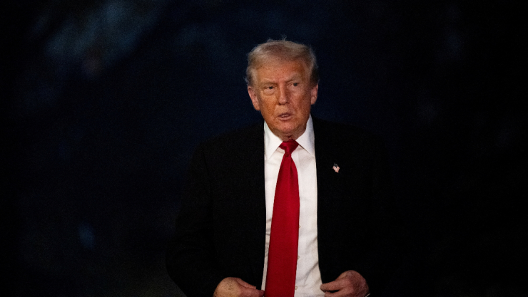Donald Trump de traje con una corbata roja