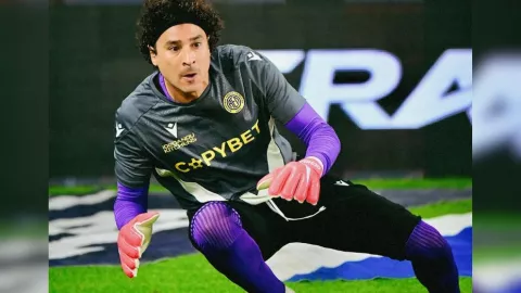 Memo Ochoa en un calentamiento con el Limassol