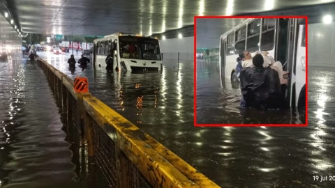 Camión varado por inundaciones hoy en CDMX tras la lluvia.