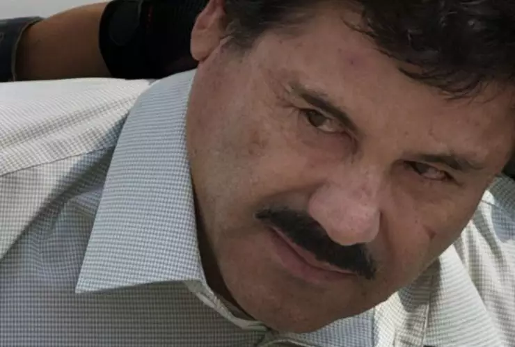 En esta imagen de archivo del 22 de febrero de 2014, Joaquín El Chapo Guzmán es escoltado a un helicóptero esposado por marines de la Marina mexicana en un hangar militar en CDMX. Imagen, AP.