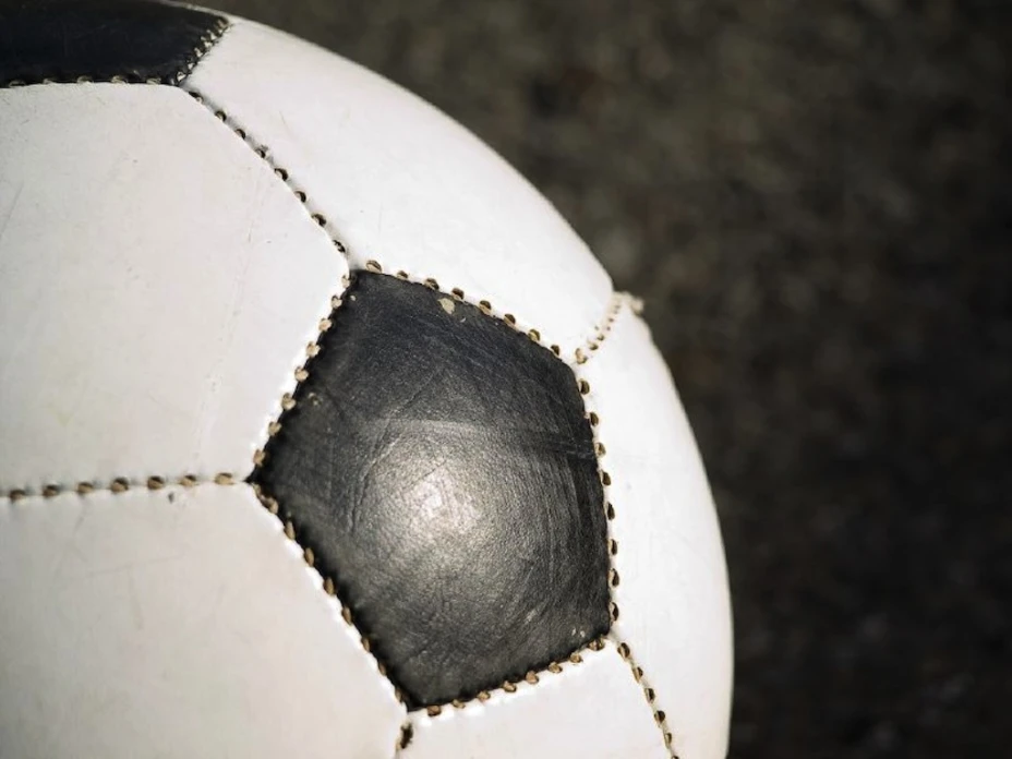 Policías detienen a niños por romper ventana con un balón