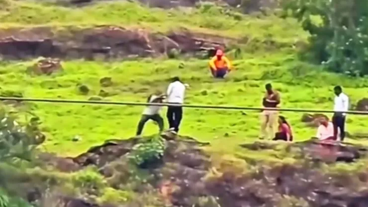 Recuperan cuerpos de familia tras accidente en acantilado de India