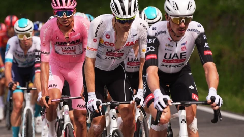 Isaac del Toro en el pelot&oacute;n l&iacute;der durante el Giro de Italia 2025