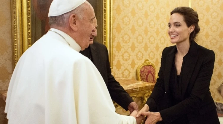 El papa Francisco saluda a Angelina Jolie el jueves 8 de enero del 2015, luego que la actriz, directora y enviada especial de la ONU presentaó en el Vaticano su película “Unbroken”