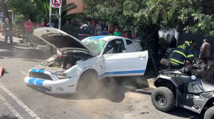 Choque del Mustang en la Benito Juárez: Conductor sale vivo tras estrellarse a 100km/h