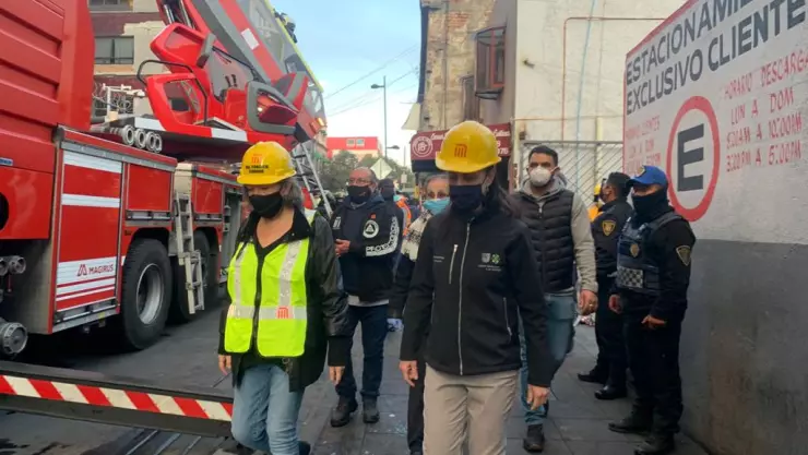 Claudia Sheinbaum permanece en el lugar del incendio para supervisar los trabajos.