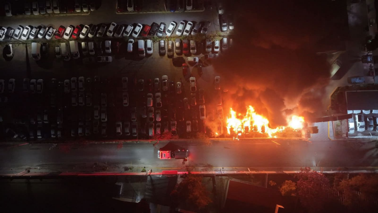 Incendio en predio de vehículos