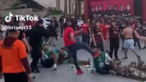 Multa para Tijuana por pelea de aficionados en Xolos vs León