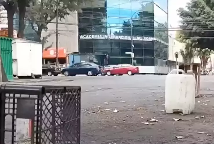 Franeleros de la CDMX operan colocando botes y cajas para apartar lugares en la calle.