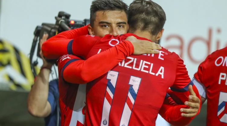 Fernando Beltrán festeja gol con Chivas Necaxa Apertura 2023