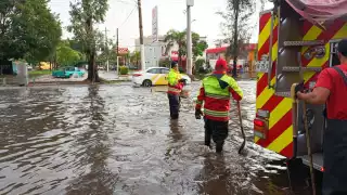 Calles del Área Metropolitana de Guadalajara lucen inundadas tras la tormenta.