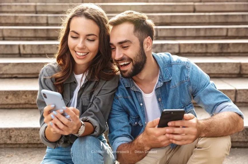 Pareja celular.jpg