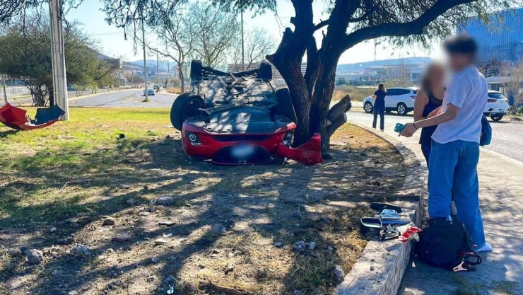 Accidente en Jurica: Joven conductor vuelca su vehículo jueves 13 febrero 2025