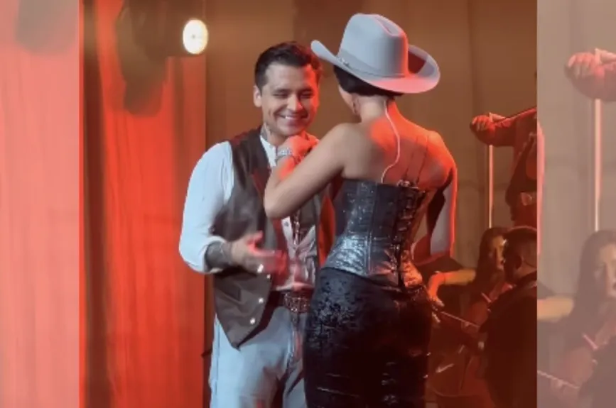 Ángela y Nodal beso.jpg