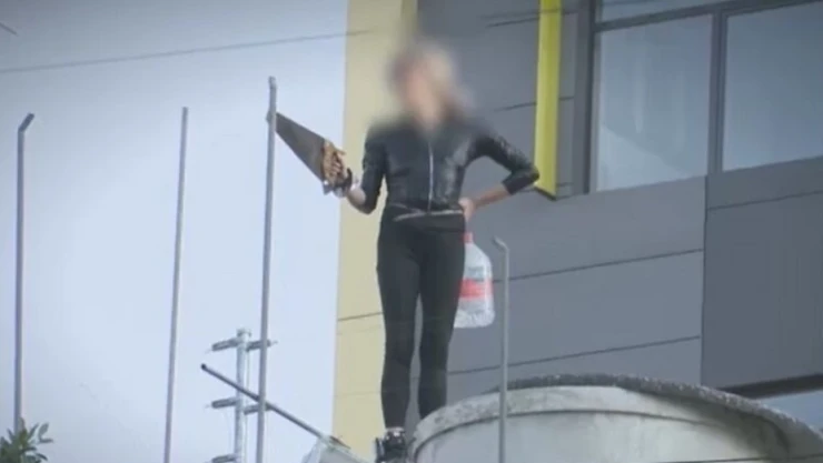 ¡Desesperada por una cita! Mujer amenaza con serrucharse por su visa