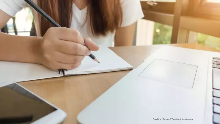 niña estudiante parque.jpg