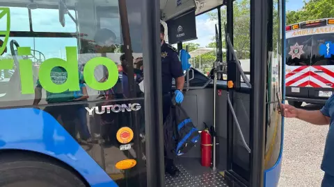 Hombre sufre ataque epiléptico cuando se bajó de un Va y Ven en el periférico de Mérida