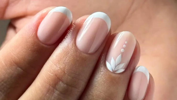 Uñas francesas con dibujo de hojas para el 10 de mayo.