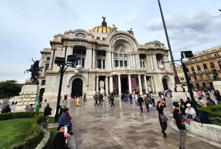 Vendedores ambulantes en la explanada de Bellas Artes fueron removidos.
