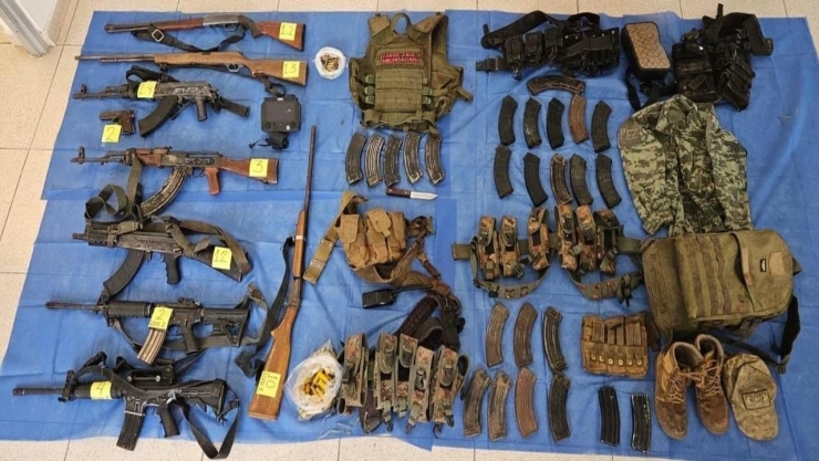 Entre el arsenal decomisado hay equipo táctico de La Familia Michoacana.