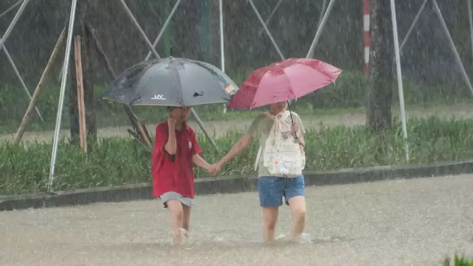 Calle inundada por el tifón Kajiki en Hanói, Vietnam.