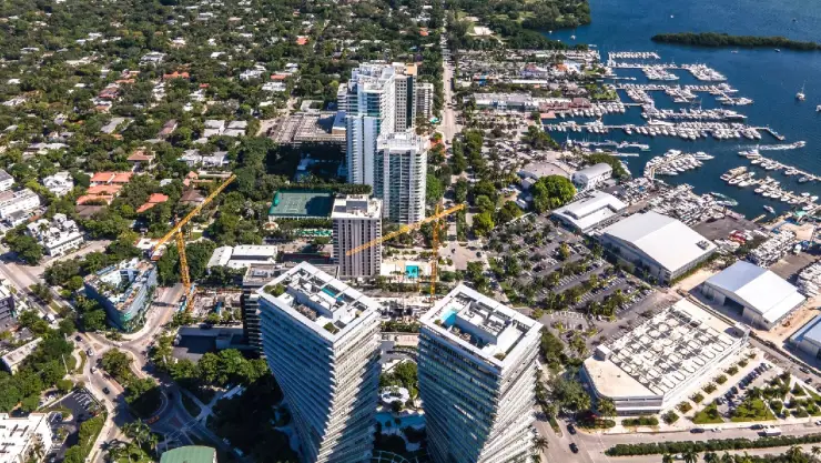 el skyline de Miami sobre las calles de Coconut Grove