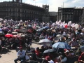 Ciudadanos acuden al Zócalo para apoyar al Presidente.