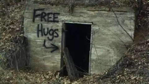 Ofrecía abrazos gratis para matar a niños; asesino serial sigue suelto