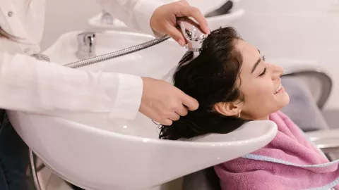 Este es el número de veces que debes lavarte el pelo por semana