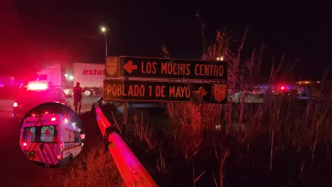 Conductor de Uber salva a una mujer y tres niños tras un accidente en el canal Lateral 18 en Los Mochis. (1).jpg