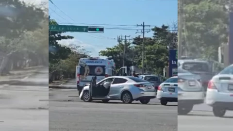 Choque Cancún: Conductor choca contras ambulancia por no ceder el paso en av. Andrés Quintana Roo