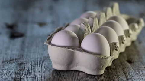 Así debes utilizar la clara de huevo para generar colágeno y eliminar las patas de gallo