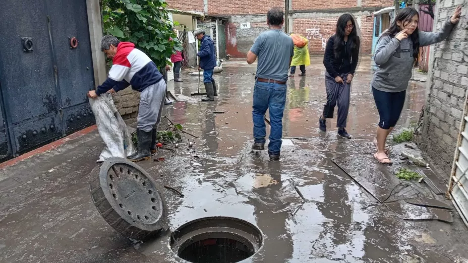 Vecinos realizan labores de limpieza tras desbordamiento de la presa Los Cuartos en Naucalpan, Edomex.