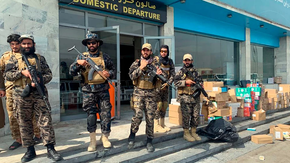 Combatientes del Talibán vigilan aeropuerto de Kabul