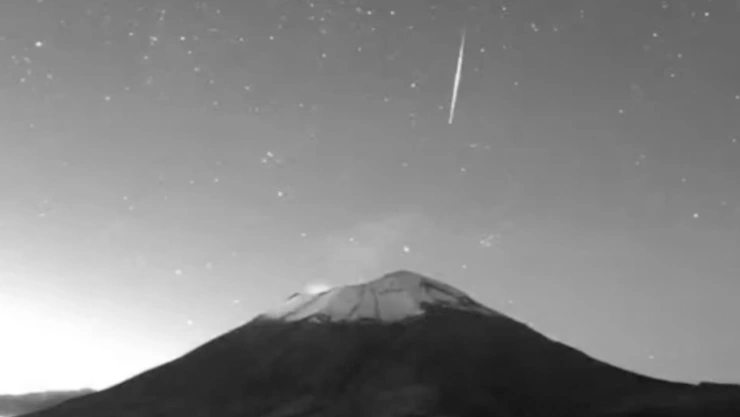 estrella fugaz por el volcán Popocatépetl hoy 12 de octubre de 2024