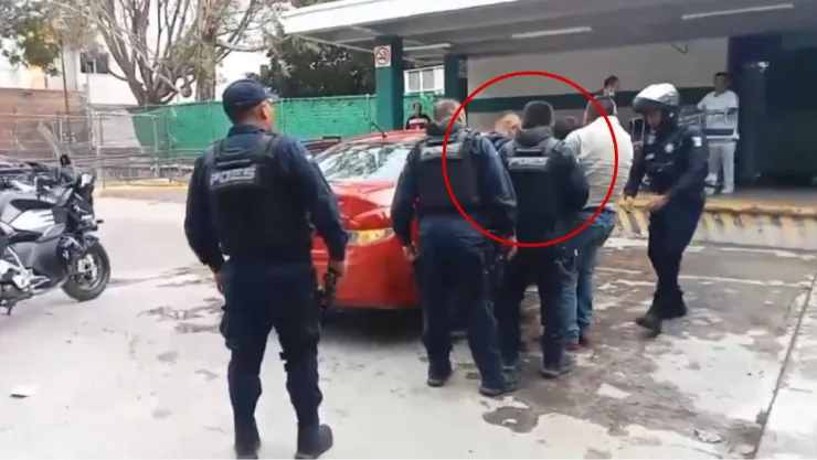 Policías ayudan a joven en paro cardiorrespiratorio a llegar al hospital en Querétaro