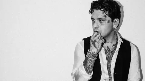 Christian Nodal tardará años en quitarse los tatuajes de la cara