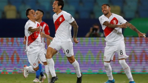 Jugadores de Perú celebran en la Copa América 2021