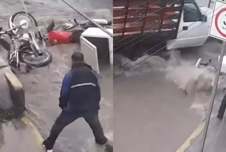 Hombres intentan rescatar sus motos arrastradas por una corriente de agua tras fuertes lluvias en Cholula, Puebla
