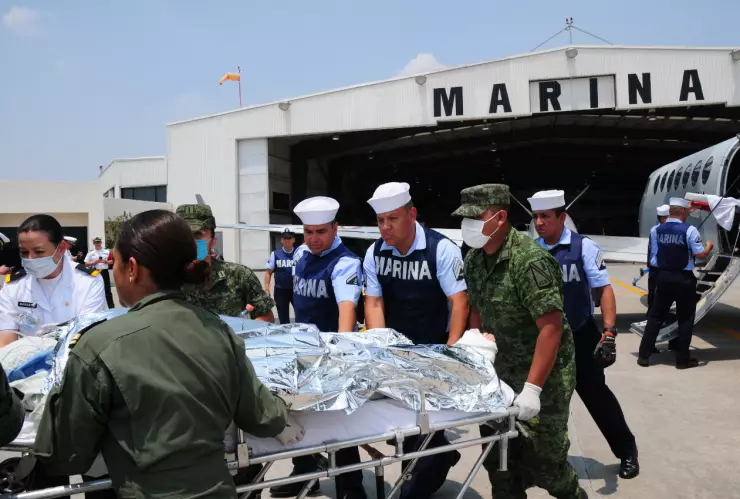 Trasladan a bomberos quemados de Honduras
