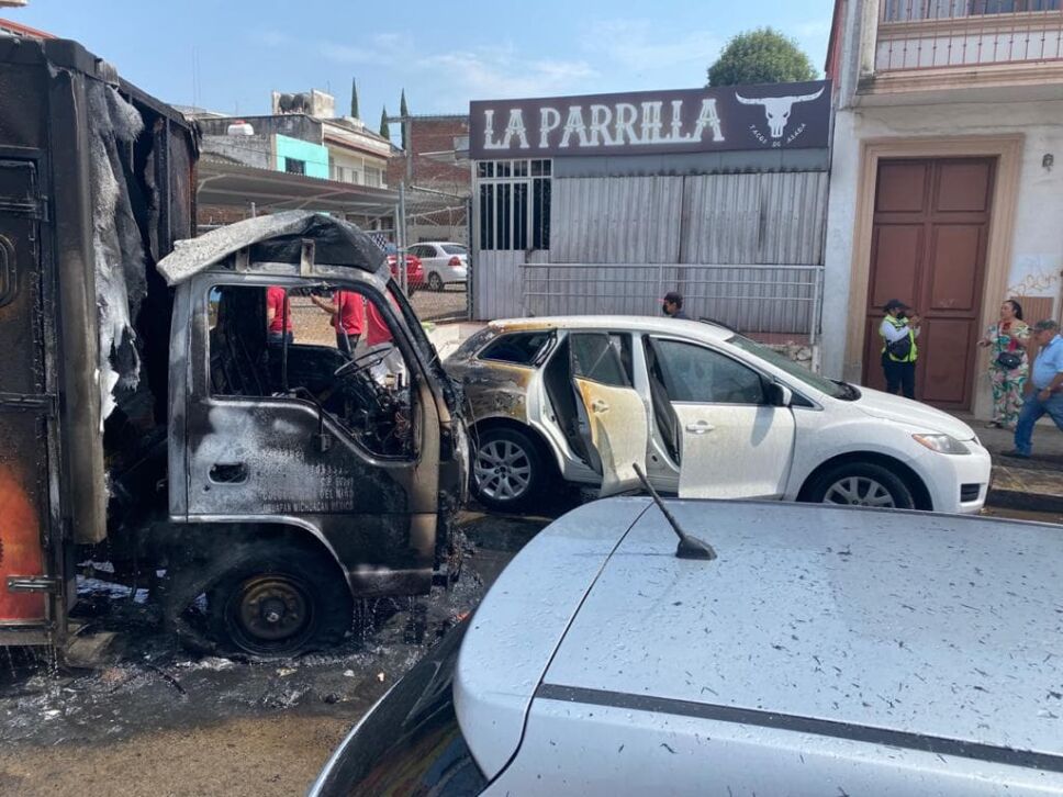 Bloqueos e incendio de vehículos en Uruapan (6).jpg