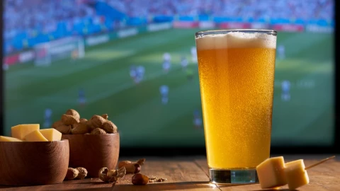 Tomar una cerveza durante un partido de futbol puede tener ciertos beneficios