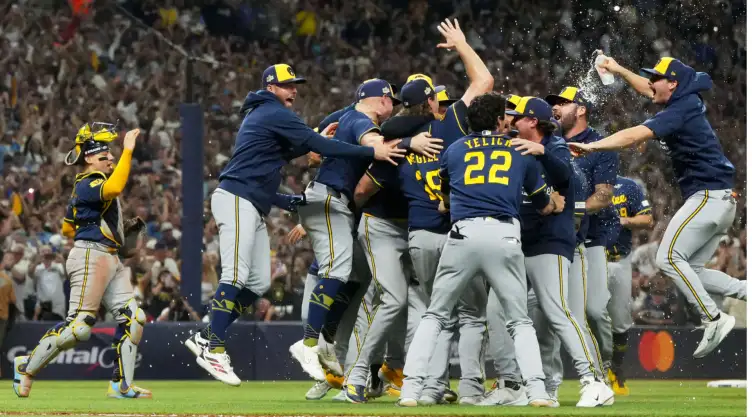 Cerveceros de Milwaukee festejan tras ganar la Serie Mundial.