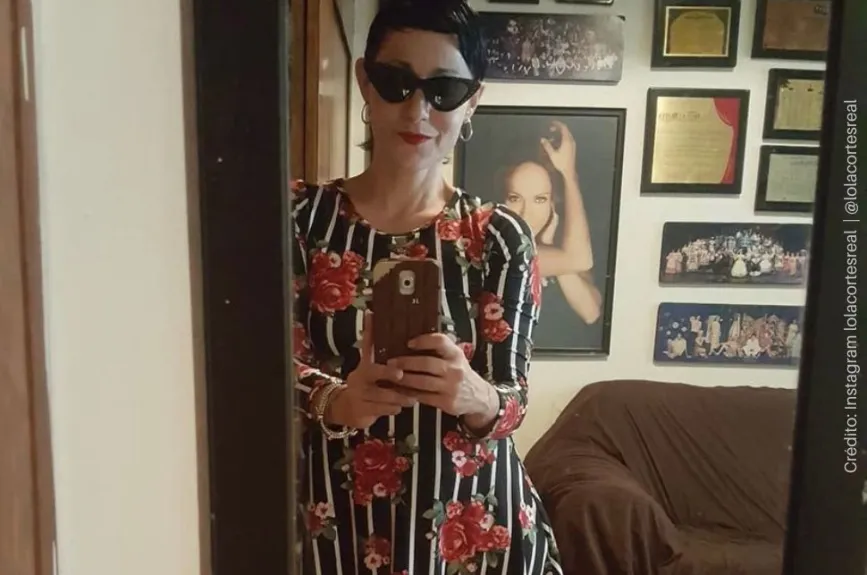 Lola Cortes con lentes.jpg