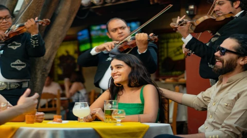 Extranjeros demandan a restaurante por tocar música mexicana: ‘Nos afecta la vida’