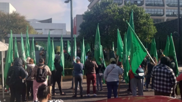 Tráfico en CDMX HOY Marchas bloqueos y alternativas viales. En la imagen se observa a un grupo de manifestantes en una avenida de la Ciudad de México.