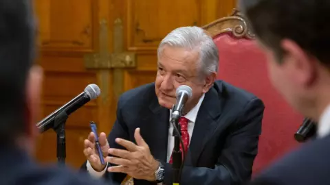 AMLO firma acuerdo con bancos para refinanciar a Pemex
